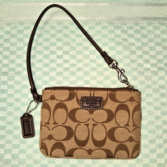 Coach Handbags - Coach Vintage Wrislet